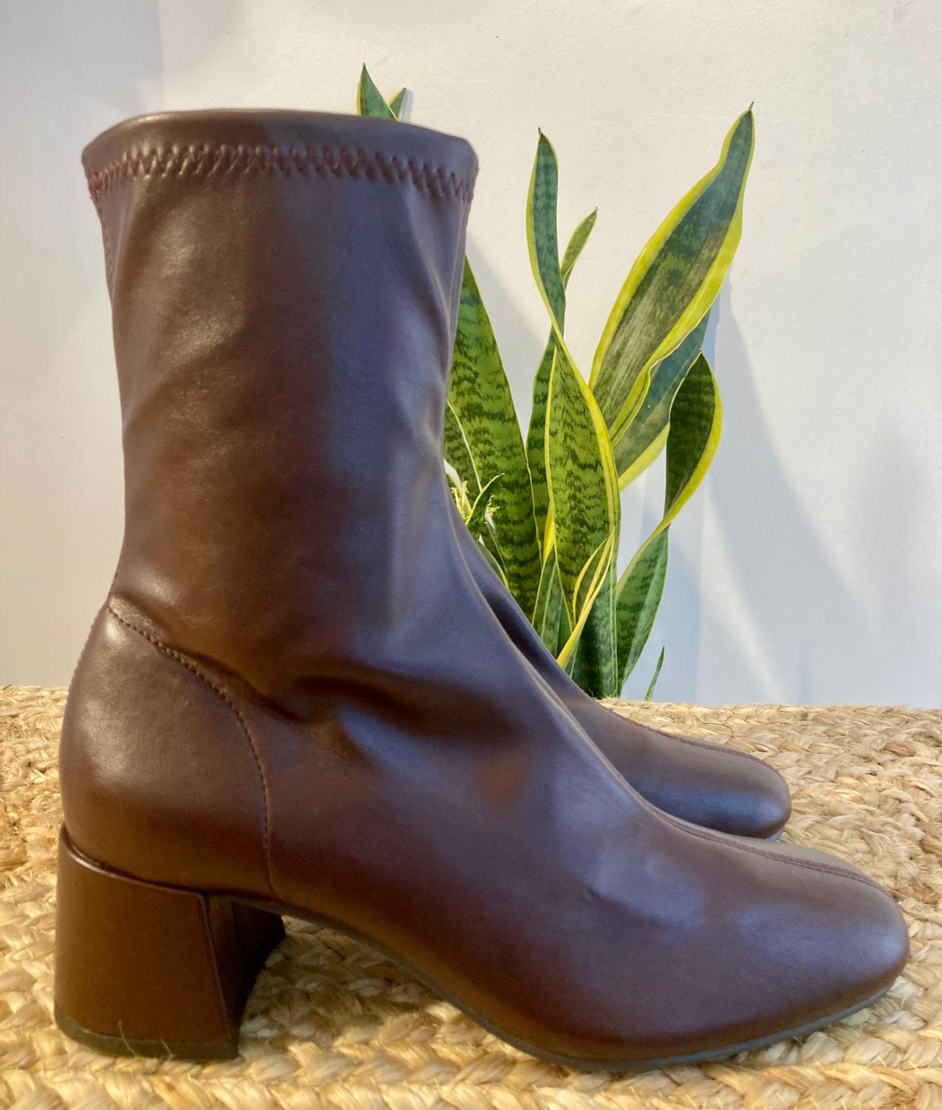 Bota alta marró amb taló